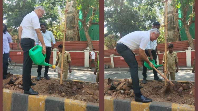 जागतिक पर्यावरण दिनानिमित्त कुलाबा येथील कफ परेड येथे मकरंद नार्वेकर यांची अभिनव वृक्षारोपण मोहीम